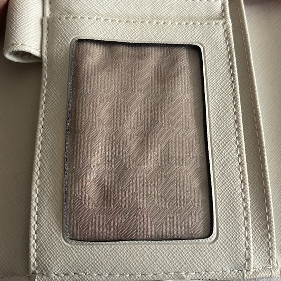 Michael Kors wallet - Picture 4 of 16